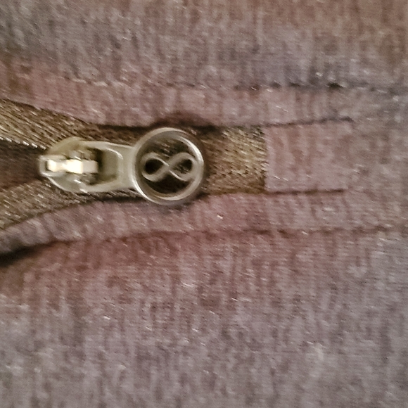 🪩 DISCO DEALS LAYER 8 DARK HEATHERD GRAY & BLACK WORKOUT LONG SLEEVE SHIRT - Picture 2 of 4